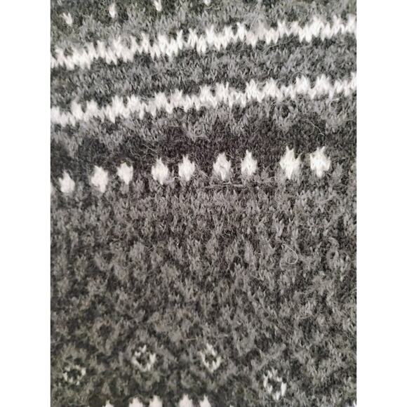 LG Women's Black And White American Eagle Outfitters Sweater. Winter. Soft. - Picture 7 of 10